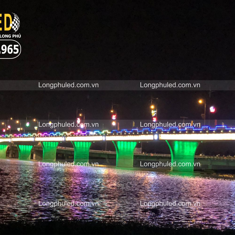 Trang trí đô thị: Cầu Biên Hòa được khoác bộ áo mới chào mừng năm mới Mậu Tuất 2018